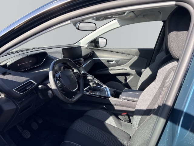 Fahrzeugabbildung Peugeot 3008 Active Pack Digitales Cockpit LED Apple CarPlay Android Auto 2-Zonen-Klimaautom - mit KI generiert/bearbeitet
