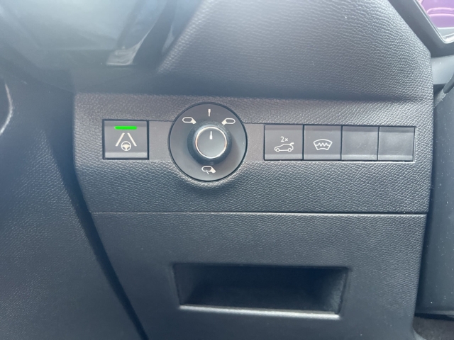 Fahrzeugabbildung DS Automobiles DS7 DS Rivoli Digitales Cockpit Klimasitze LED Klimaautom Ambientebeleuchtung