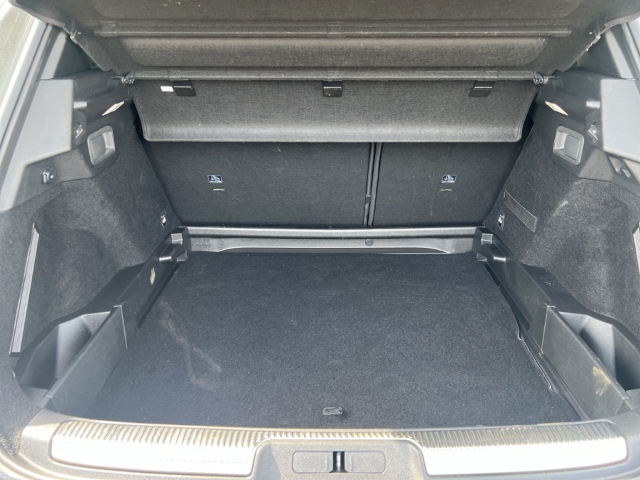 Fahrzeugabbildung DS Automobiles DS7 DS Rivoli Digitales Cockpit Klimasitze LED Klimaautom Ambientebeleuchtung