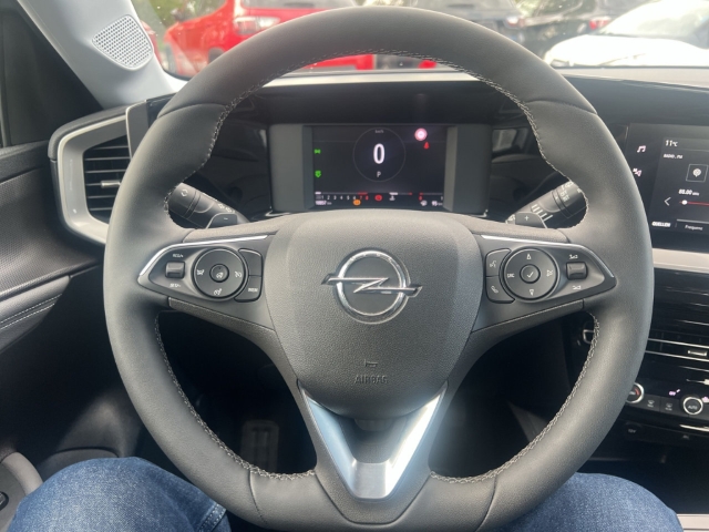 Fahrzeugabbildung Opel Mokka Elegance Digitales Cockpit LED Apple CarPlay Android Auto Musikstreaming DAB Ambientebeleuchtung