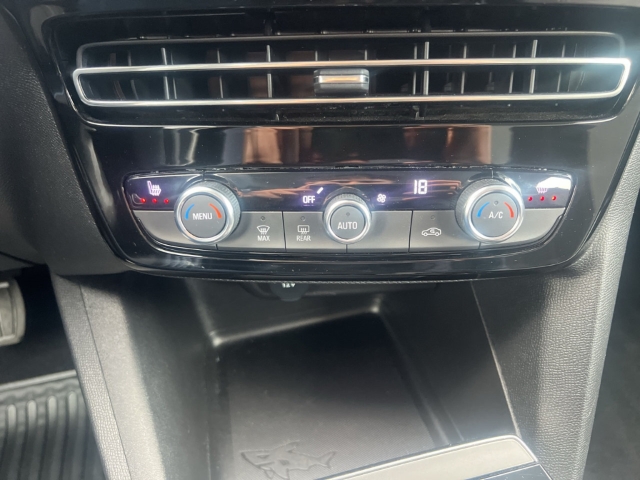 Fahrzeugabbildung Opel Mokka Elegance Digitales Cockpit LED Apple CarPlay Android Auto Musikstreaming DAB Ambientebeleuchtung