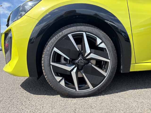 Fahrzeugabbildung Peugeot 208 Hybrid 136 GT Panorama LED Apple CarPlay Android Auto Fahrerprofil DAB Ambientebeleuchtung