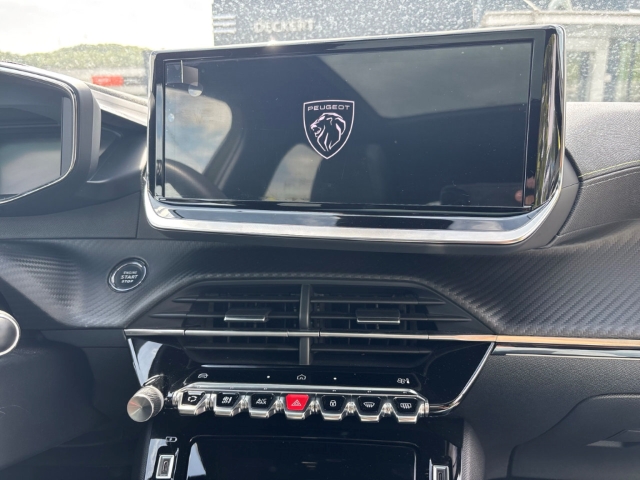 Fahrzeugabbildung Peugeot 208 Hybrid 136 GT Panorama LED Apple CarPlay Android Auto Fahrerprofil DAB Ambientebeleuchtung