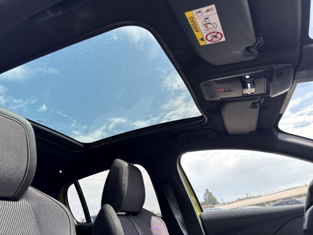 Fahrzeugabbildung Peugeot 208 Hybrid 136 GT Panorama LED Apple CarPlay Android Auto Fahrerprofil DAB Ambientebeleuchtung
