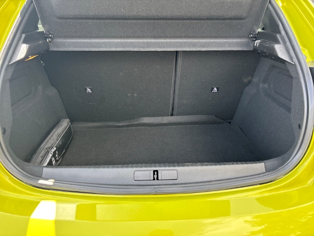 Fahrzeugabbildung Peugeot 208 Hybrid 136 GT Panorama LED Apple CarPlay Android Auto Fahrerprofil DAB Ambientebeleuchtung