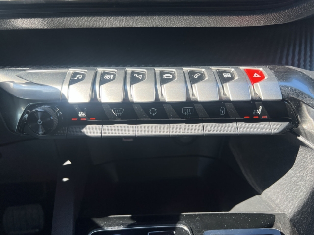 Fahrzeugabbildung Peugeot 3008 Allure Pack Navi Digitales Cockpit LED ACC El. Heckklappe 2-Zonen-Klimaautom