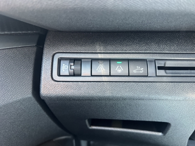 Fahrzeugabbildung Peugeot 3008 Allure Pack Navi Digitales Cockpit LED ACC El. Heckklappe 2-Zonen-Klimaautom