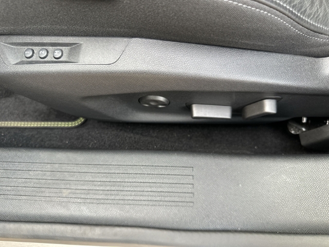 Fahrzeugabbildung Peugeot 308 SW GT El. Panodach Navi Leder Memory Sitze Massagesitze LED Blendfreies Fernl.