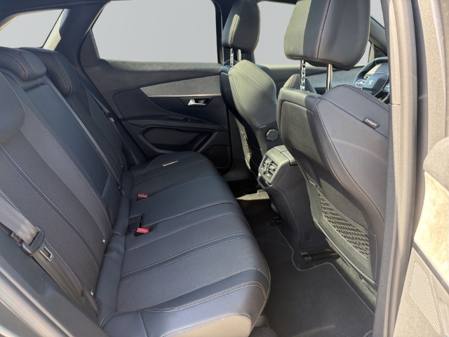 Fahrzeugabbildung Peugeot 3008 GT Panodach Navi Digitales Cockpit 360 Kamera LED ACC El. Heckklappe Apple CarPlay - mit KI generiert/bearbeitet