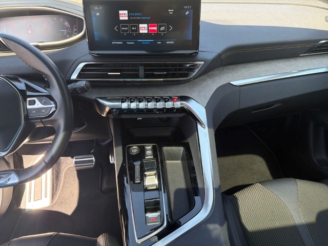 Fahrzeugabbildung Peugeot 3008 GT Panodach Navi Digitales Cockpit 360 Kamera LED ACC El. Heckklappe Apple CarPlay - mit KI generiert/bearbeitet