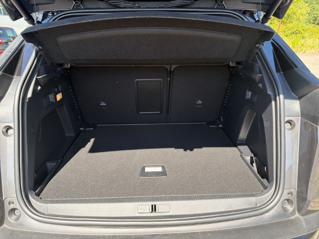 Fahrzeugabbildung Peugeot 3008 GT Panodach Navi Digitales Cockpit 360 Kamera LED ACC El. Heckklappe Apple CarPlay - mit KI generiert/bearbeitet