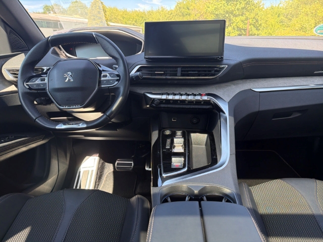 Fahrzeugabbildung Peugeot 3008 GT Panodach Navi Digitales Cockpit 360 Kamera LED ACC El. Heckklappe Apple CarPlay - mit KI generiert/bearbeitet
