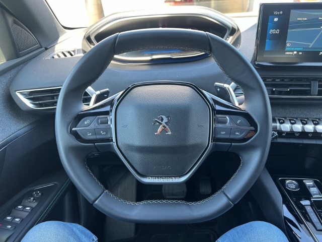 Fahrzeugabbildung Peugeot 5008 Hybrid Allure Pack Navi Digitales Cockpit LED 2-Zonen-Klimaautom DAB Ambientebeleuchtung