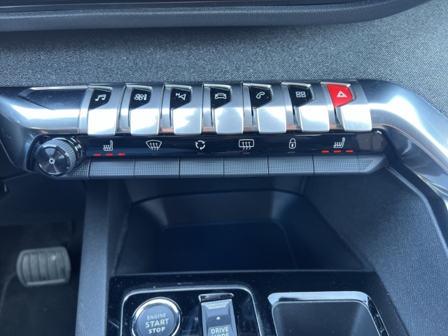 Fahrzeugabbildung Peugeot 5008 Hybrid Allure Pack Navi Digitales Cockpit LED 2-Zonen-Klimaautom DAB Ambientebeleuchtung