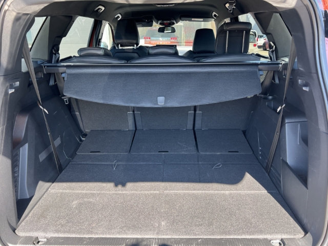Fahrzeugabbildung Peugeot 5008 Hybrid Allure Pack Navi Digitales Cockpit LED 2-Zonen-Klimaautom DAB Ambientebeleuchtung