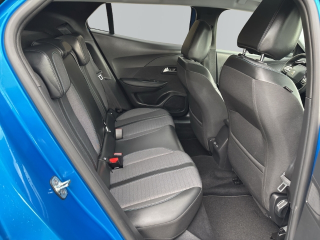 Fahrzeugabbildung Peugeot e-2008 Allure Pack Elektro Navi Digitales Cockpit LED Apple CarPlay Android Auto Klimaautom