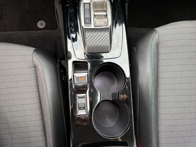 Fahrzeugabbildung Peugeot e-2008 Allure Pack Elektro Navi Digitales Cockpit LED Apple CarPlay Android Auto Klimaautom