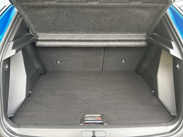 Fahrzeugabbildung Peugeot e-2008 Allure Pack Elektro Navi Digitales Cockpit LED Apple CarPlay Android Auto Klimaautom