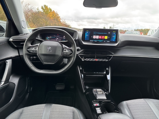 Fahrzeugabbildung Peugeot e-2008 Allure Pack Elektro Navi Digitales Cockpit LED Apple CarPlay Android Auto Klimaautom