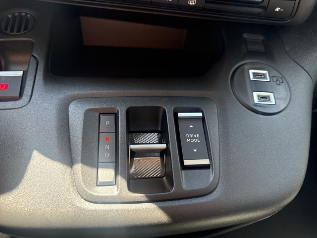 Fahrzeugabbildung Citroen Berlingo MPV Plus M Blue Hdi 130 S&S EAT8