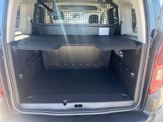 Fahrzeugabbildung Citroen Berlingo MPV Plus M Blue Hdi 130 S&S EAT8