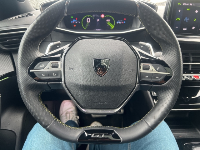 Fahrzeugabbildung Peugeot 2008 GT El. Panodach Navi Leder 360 Kamera Massagesitze LED ACC Apple CarPlay Android Auto