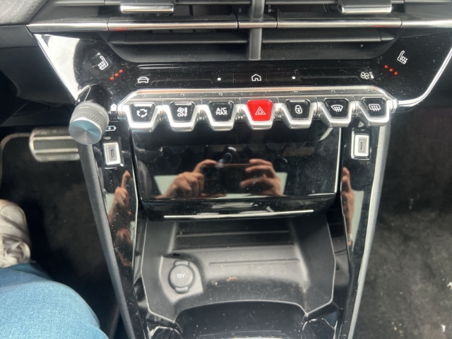Fahrzeugabbildung Peugeot 2008 GT El. Panodach Navi Leder 360 Kamera Massagesitze LED ACC Apple CarPlay Android Auto