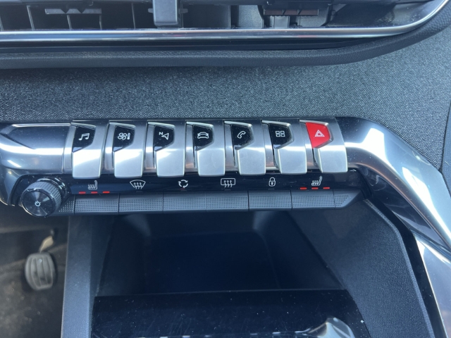 Fahrzeugabbildung Peugeot 3008 Allure Pack Navi Digitales Cockpit LED 2-Zonen-Klimaautom DAB SHZ Keyless Spurhalteass.