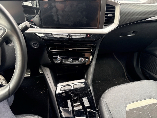 Fahrzeugabbildung Opel Mokka Ultimate Navi Leder Digitales Cockpit Massagesitze LED Blendfreies Fernl. Kurvenlicht - mit KI generiert/bearbeitet
