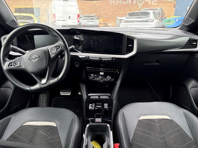 Fahrzeugabbildung Opel Mokka Ultimate Navi Leder Digitales Cockpit Massagesitze LED Blendfreies Fernl. Kurvenlicht - mit KI generiert/bearbeitet