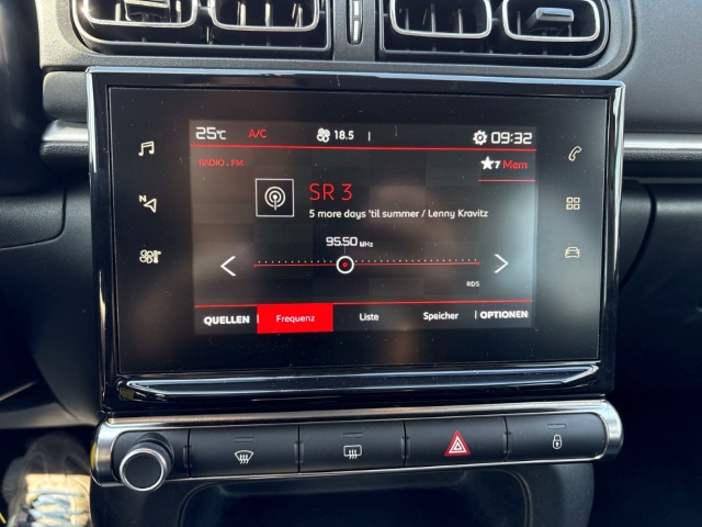 Fahrzeugabbildung Citroen C3 Aircross Shine Navi Apple CarPlay Android Auto DAB Parklenkass. Totwinkelassistent - mit KI generiert/bearbeitet