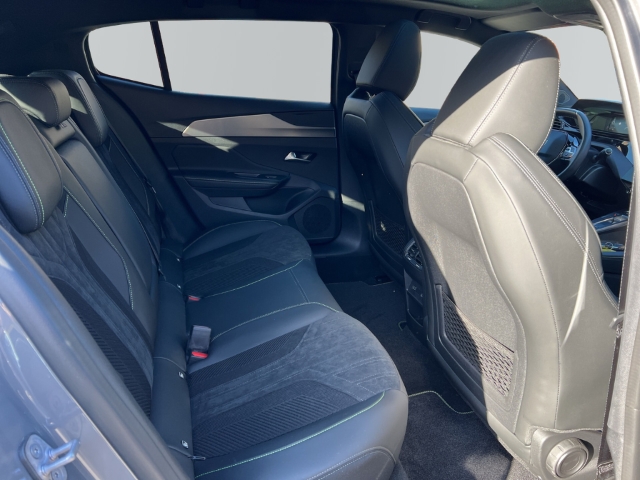 Fahrzeugabbildung Peugeot 408 GT El. Panodach Navi Digitales Cockpit LED Blendfreies Fernl. Kurvenlicht ACC - mit KI generiert/bearbeitet