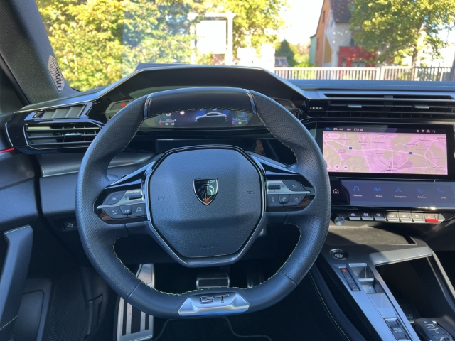 Fahrzeugabbildung Peugeot 408 GT El. Panodach Navi Digitales Cockpit LED Blendfreies Fernl. Kurvenlicht ACC - mit KI generiert/bearbeitet