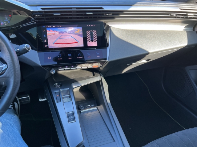 Fahrzeugabbildung Peugeot 408 GT El. Panodach Navi Digitales Cockpit LED Blendfreies Fernl. Kurvenlicht ACC - mit KI generiert/bearbeitet