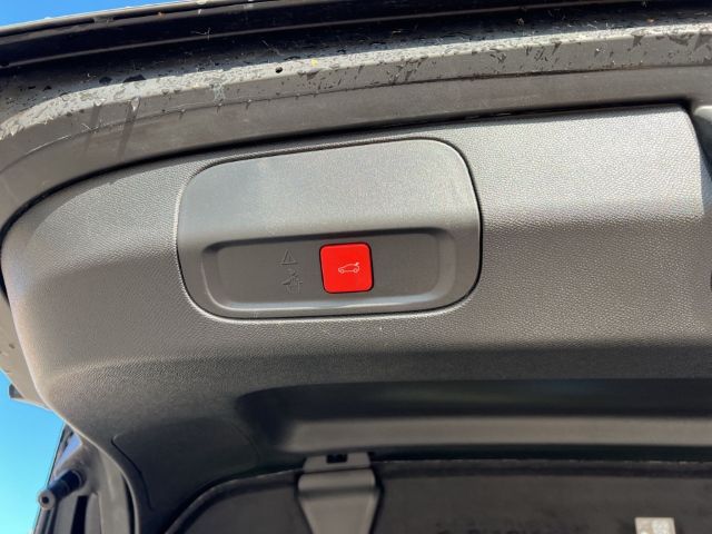Fahrzeugabbildung Peugeot 408 GT El. Panodach Navi Digitales Cockpit LED Blendfreies Fernl. Kurvenlicht ACC - mit KI generiert/bearbeitet