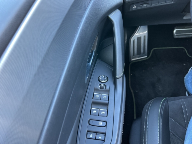 Fahrzeugabbildung Peugeot 408 GT El. Panodach Navi Digitales Cockpit LED Blendfreies Fernl. Kurvenlicht ACC - mit KI generiert/bearbeitet