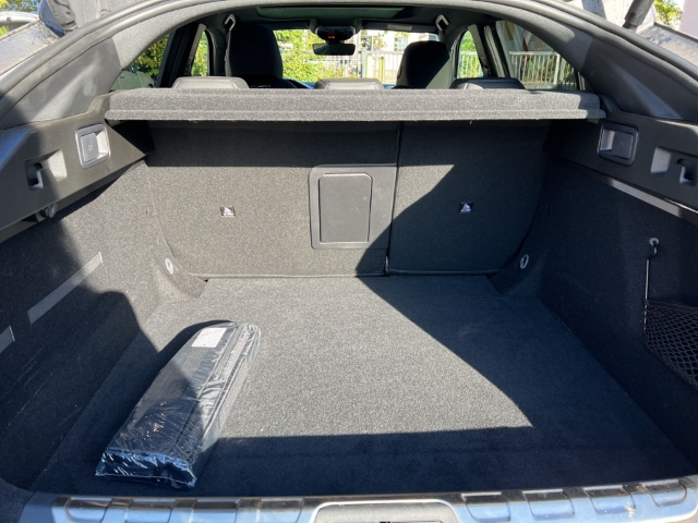 Fahrzeugabbildung Peugeot 408 GT El. Panodach Navi Digitales Cockpit LED Blendfreies Fernl. Kurvenlicht ACC - mit KI generiert/bearbeitet