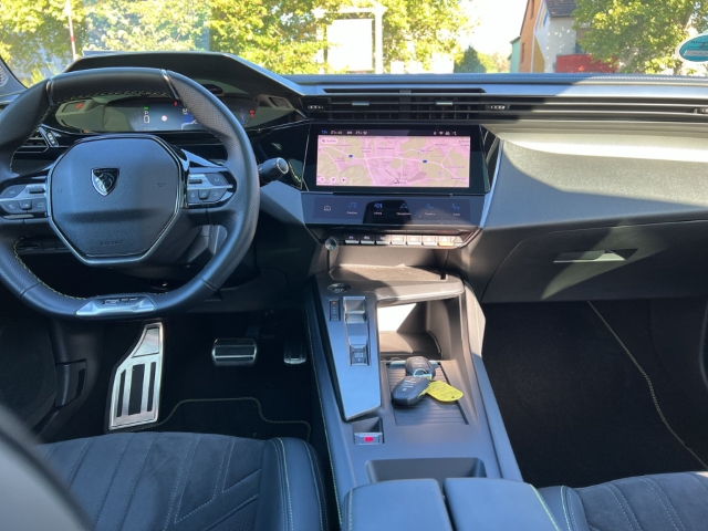 Fahrzeugabbildung Peugeot 408 GT El. Panodach Navi Digitales Cockpit LED Blendfreies Fernl. Kurvenlicht ACC - mit KI generiert/bearbeitet