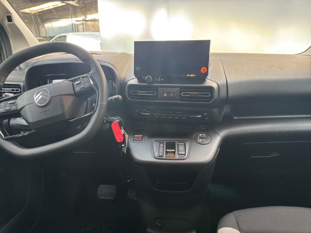 Fahrzeugabbildung Citroen Berlingo MPV Plus XL Blue Hdi 100 - mit KI generiert/bearbeitet