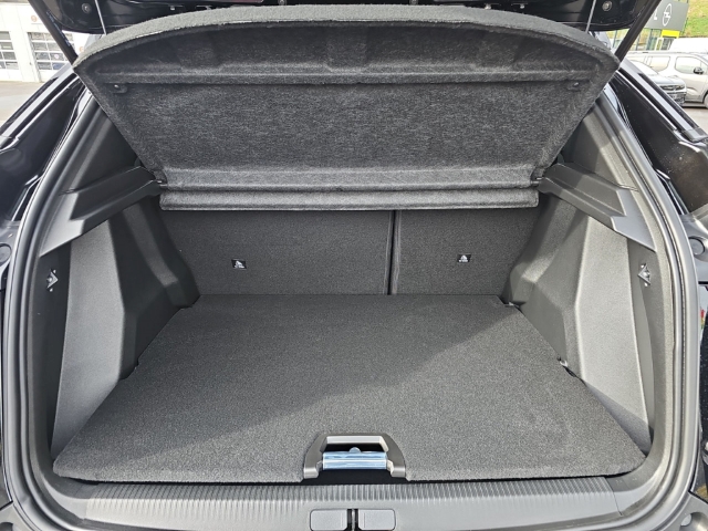 Fahrzeugabbildung Peugeot 2008 Allure LED Apple CarPlay Android Auto Klimaautom Musikstreaming DAB Spurhalteass.