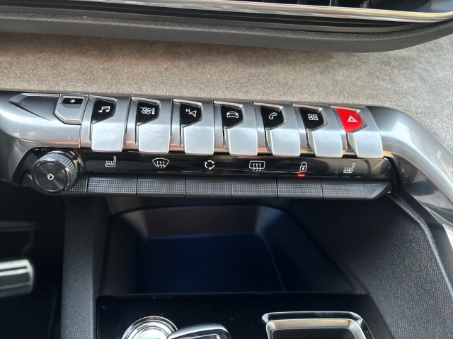 Fahrzeugabbildung Peugeot 3008 Hybrid 225 GT AHK Navi Digitales Cockpit 360 Kamera LED ACC 2-Zonen-Klimaautom