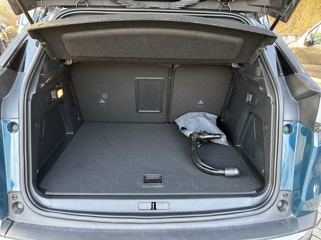 Fahrzeugabbildung Peugeot 3008 Hybrid 225 GT AHK Navi Digitales Cockpit 360 Kamera LED ACC 2-Zonen-Klimaautom