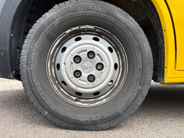 Fahrzeugabbildung Peugeot Boxer Koffer 435 L4 Volumen Edition BlueHDi 165 Stop&Start StandHZG Klimaautom Spurhalteass. - mit KI generiert/bearbeitet