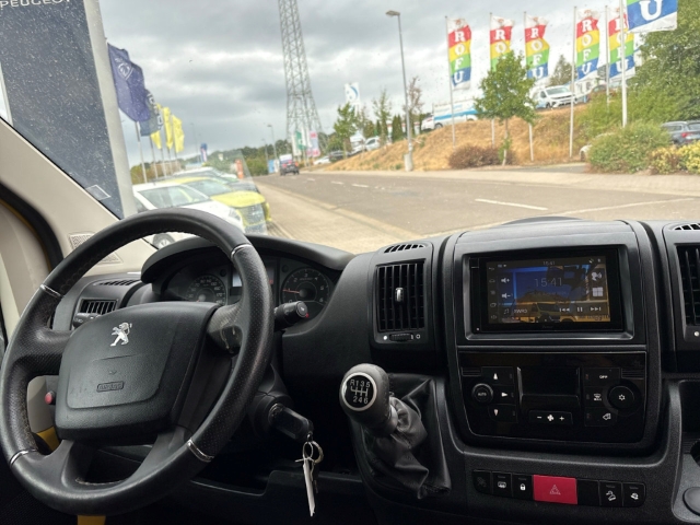 Fahrzeugabbildung Peugeot Boxer Koffer 435 L4 Volumen Edition BlueHDi 165 Stop&Start StandHZG Klimaautom Spurhalteass. - mit KI generiert/bearbeitet