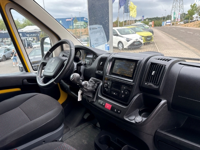 Fahrzeugabbildung Peugeot Boxer Koffer 435 L4 Volumen Edition BlueHDi 165 Stop&Start StandHZG Klimaautom Spurhalteass. - mit KI generiert/bearbeitet