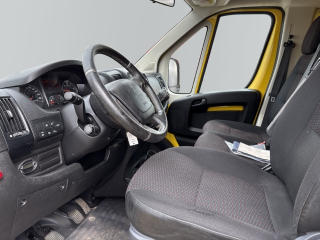 Fahrzeugabbildung Peugeot Boxer Koffer 435 L4 Volumen Edition BlueHDi 165 Stop&Start StandHZG Klimaautom Spurhalteass. - mit KI generiert/bearbeitet