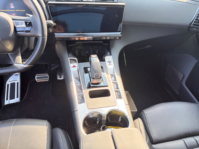 Fahrzeugabbildung DS Automobiles DS7 Opera Panorama Leder Digitales Cockpit Memory Sitze Soundsystem Massagesitze - mit KI generiert/bearbeitet