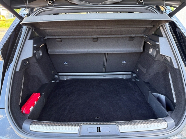Fahrzeugabbildung DS Automobiles DS7 Opera Panorama Leder Digitales Cockpit Memory Sitze Soundsystem Massagesitze - mit KI generiert/bearbeitet