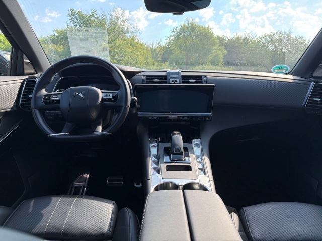 Fahrzeugabbildung DS Automobiles DS7 Opera Panorama Leder Digitales Cockpit Memory Sitze Soundsystem Massagesitze - mit KI generiert/bearbeitet