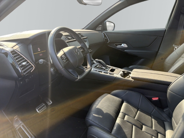 Fahrzeugabbildung DS Automobiles DS7 Opera Panorama Leder Digitales Cockpit Memory Sitze Soundsystem Massagesitze - mit KI generiert/bearbeitet